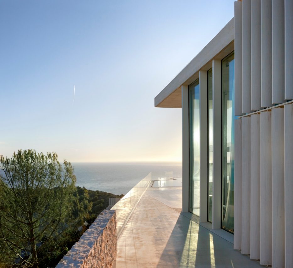 Protejați interioarele de intruși, de zgomotul exterior și de decolorare 