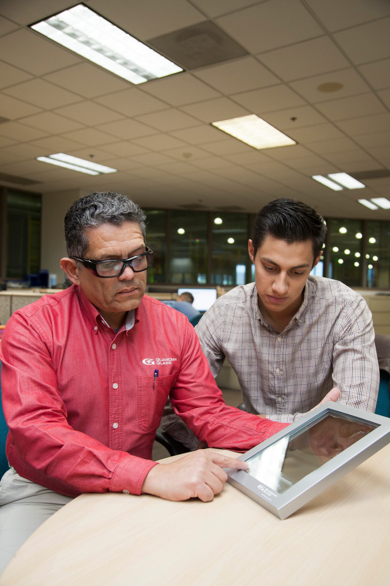 Guardian employees.A professional photographer was hired by Guardian El Marqués to take a photo session in plant about the process and staff