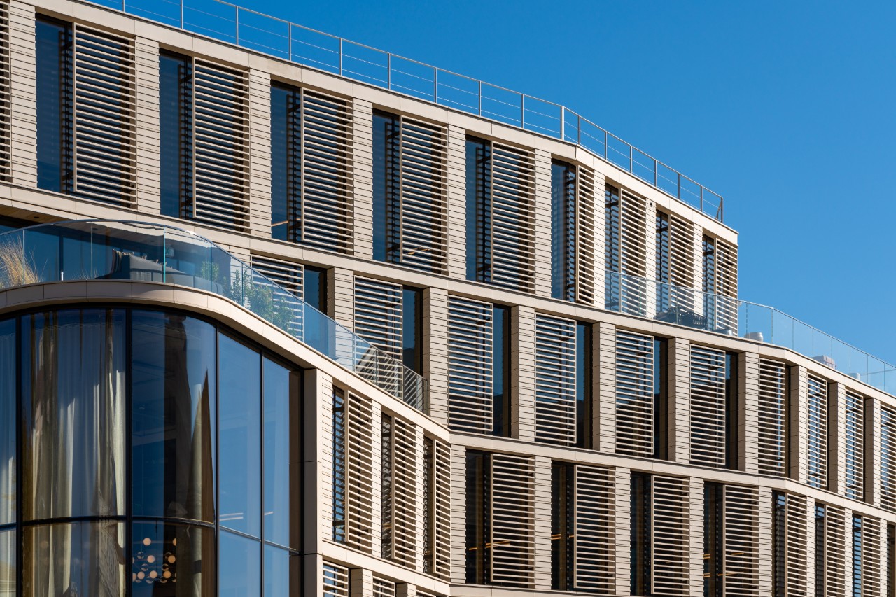 quarto com vista pelo vidro nas montanhas